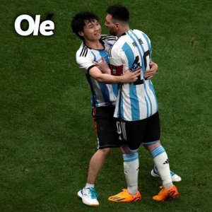 ​球迷冲进球场抱梅西 和大马丁击掌被安保抬出场外 网友：值了！