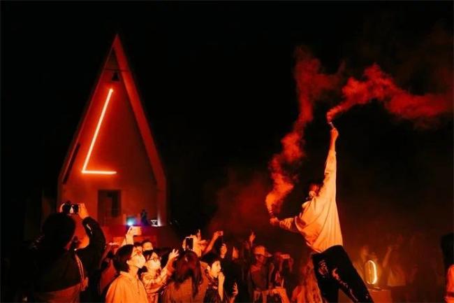 2023阿那亚戏剧节启幕 让艺术撞进夏日的海风里