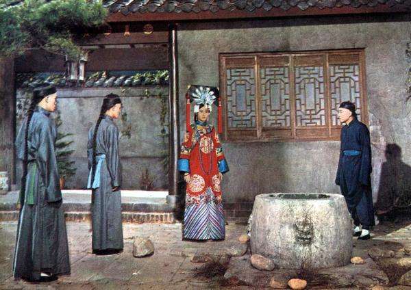 北京故宫珍妃井灵异事件揭秘,珍妃井为什么铁棍上锁?本文共(851字) 北京故宫珍妃井灵异事件揭秘,珍妃井为什么铁棍上锁?本文共(851字)