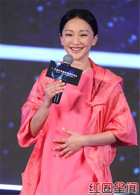 周迅40岁怀孕挺大肚抚摸孩子照片曝光