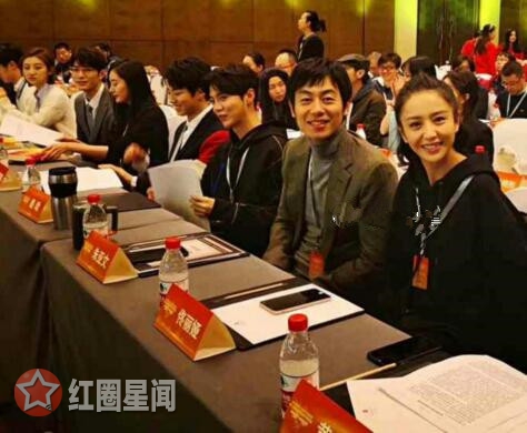 鹿晗关晓彤同框秀恩爱有心计 鹿晗偷瞄关晓彤经典再现