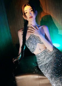 ​毛晓彤梳超长蛇蝎辫配亮片露腰裙又酷又甜