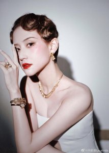 ​何超莲化身复古名媛 穿白裙抹红唇太惊艳