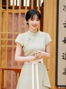 ​柳岩穿改良旗袍身材凹凸有致 蛮腰纤细事业线傲人
