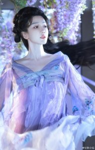 ​陈小纭晒生日古装照韵味十足 花下起舞宛如画中仙