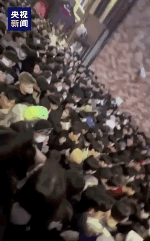 韩国踩踏事故亲历者发声多少人：韩国踩踏事故超200人死伤(1)