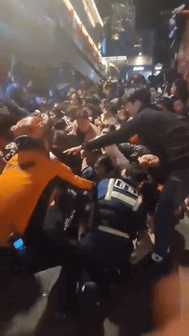 韩国踩踏事故亲历者发声多少人：韩国踩踏事故超200人死伤(10)