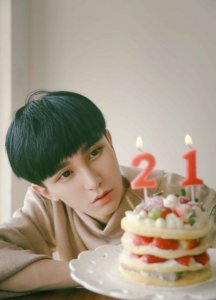 ​网络红人徐浩鑫素颜照他的身上有一种妩媚的美