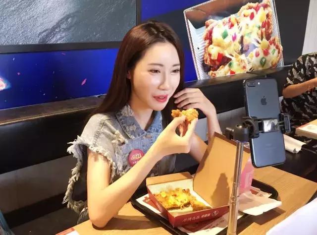 kfc的全鸡是炸鸡还是烤鸡（为什么KFC新晋网红CHIZZA倾倒亿万味蕾）(7)