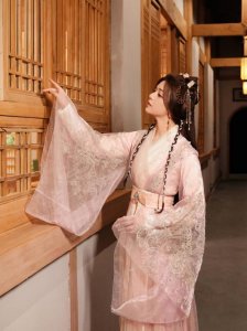 ​陈妍希晒古装照温婉闺秀 优雅大气尽显古典美