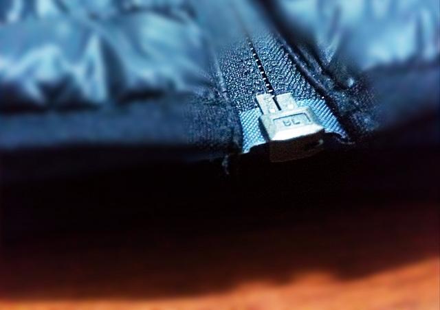 羽绒服moncler辨别真伪（羽绒服选Moncler还是加拿大鹅）(7)