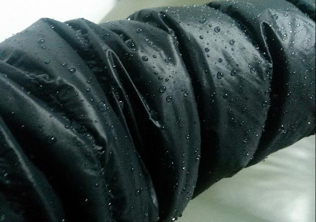 羽绒服moncler辨别真伪（羽绒服选Moncler还是加拿大鹅）(16)