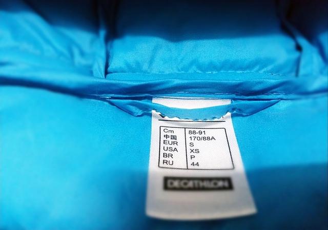 羽绒服moncler辨别真伪（羽绒服选Moncler还是加拿大鹅）(12)