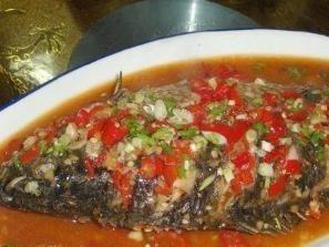 简单家常红烧鲫鱼的做法（红烧鲫鱼正宗做法与配料）(2)