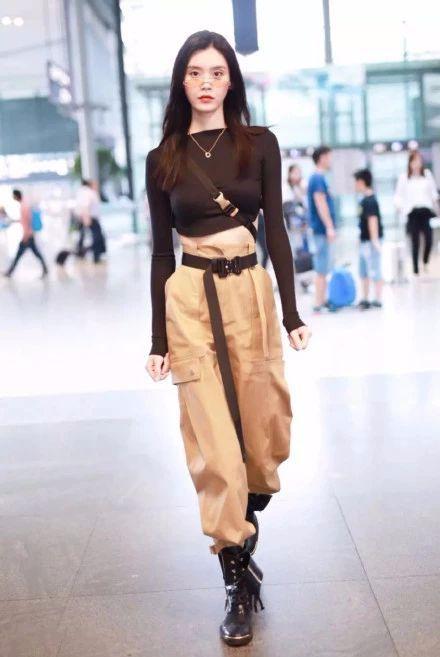 工装裤要怎样搭配才好看(总结工装裤的4种经典款搭配)(23)