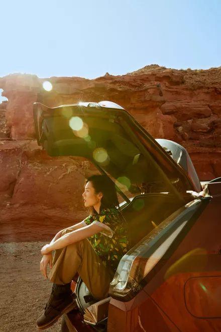 工装裤要怎样搭配才好看(总结工装裤的4种经典款搭配)(20)