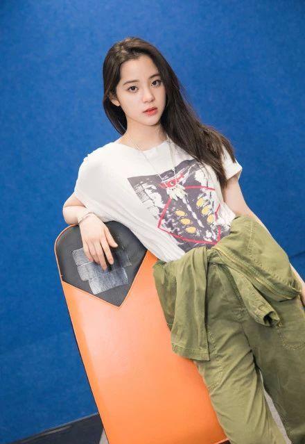 工装裤要怎样搭配才好看(总结工装裤的4种经典款搭配)(10)