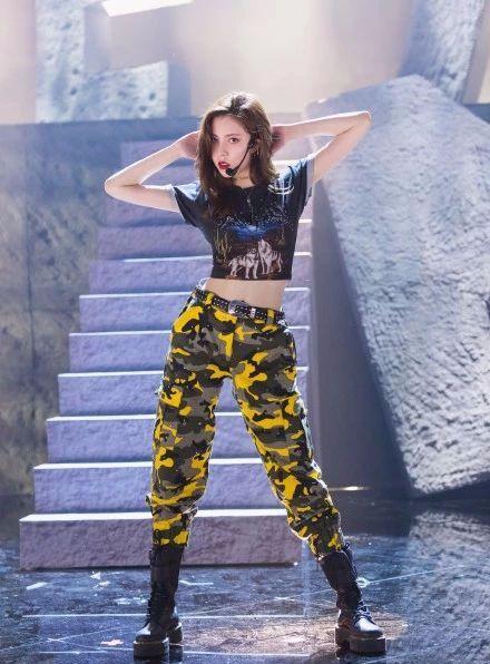 工装裤要怎样搭配才好看(总结工装裤的4种经典款搭配)(6)