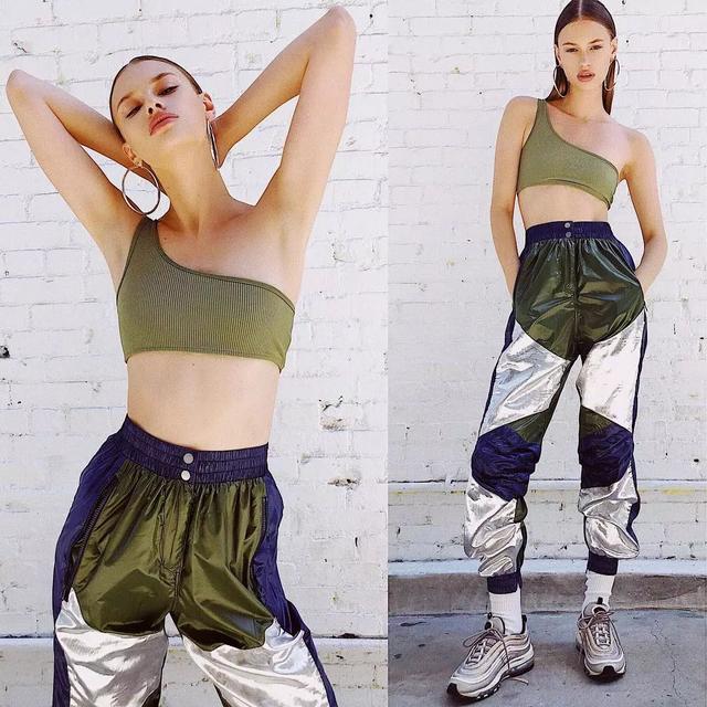 工装裤要怎样搭配才好看(总结工装裤的4种经典款搭配)(8)