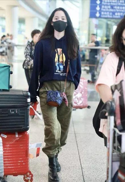 工装裤要怎样搭配才好看(总结工装裤的4种经典款搭配)(9)