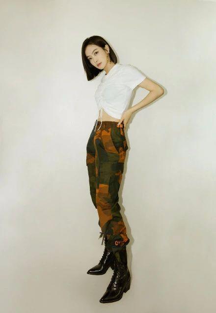 工装裤要怎样搭配才好看(总结工装裤的4种经典款搭配)(4)