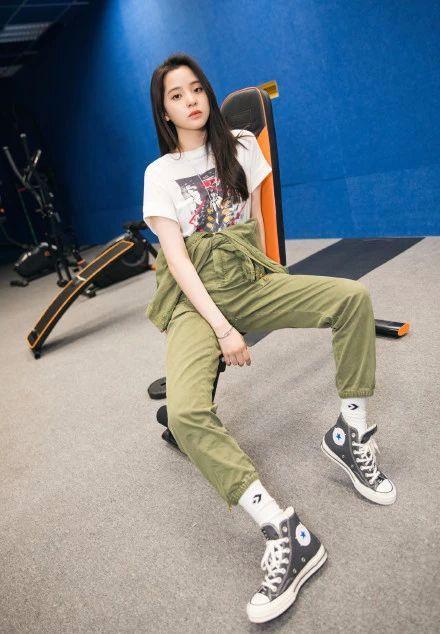 工装裤要怎样搭配才好看(总结工装裤的4种经典款搭配)(11)