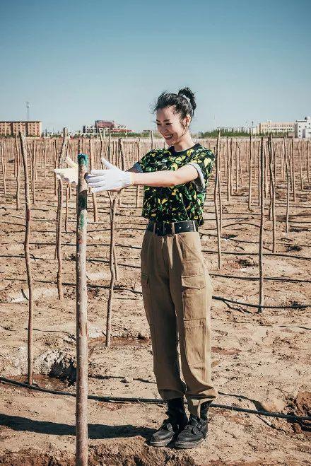 工装裤要怎样搭配才好看(总结工装裤的4种经典款搭配)(21)