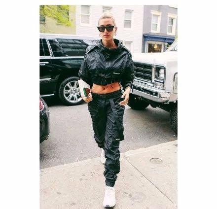 工装裤要怎样搭配才好看(总结工装裤的4种经典款搭配)(14)