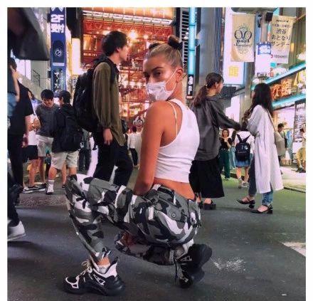 工装裤要怎样搭配才好看(总结工装裤的4种经典款搭配)(2)