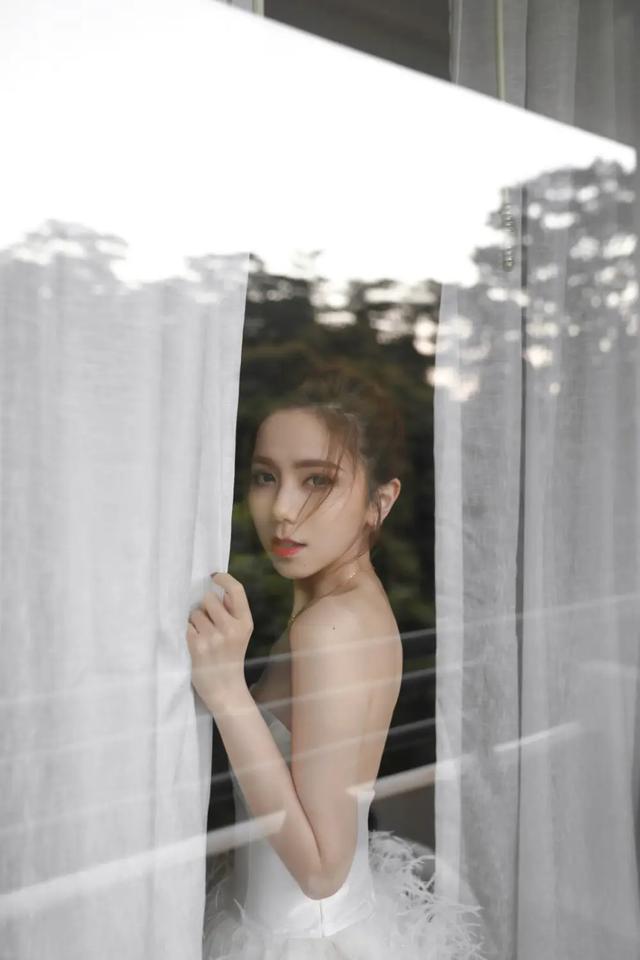 邓紫棋一个动作练出马甲线(逆袭马甲线女王)(5)