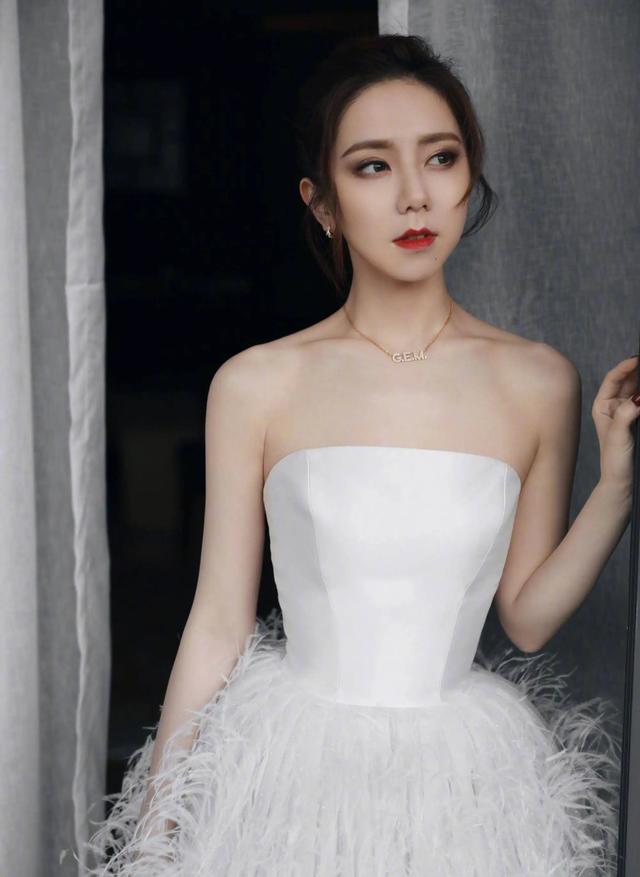 邓紫棋一个动作练出马甲线(逆袭马甲线女王)(6)