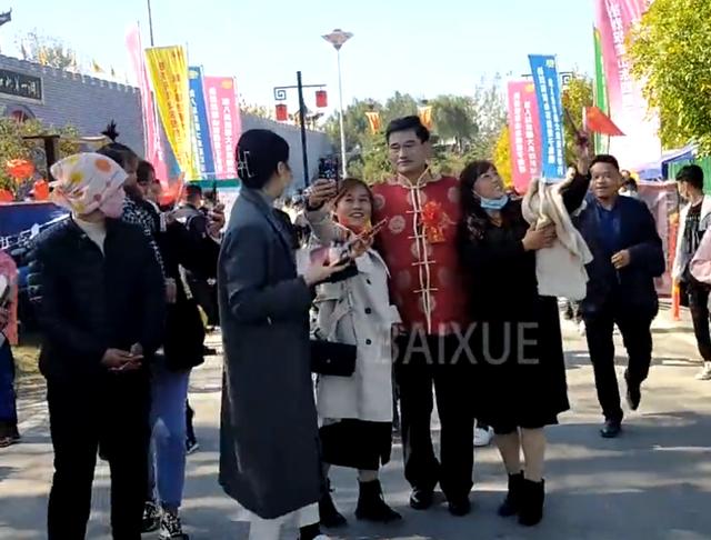 大衣哥朱之文近况揭晓时间(门口一天几万人到只剩几个拍客)(5)