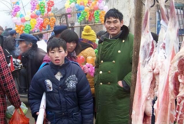 大衣哥朱之文近况揭晓时间(门口一天几万人到只剩几个拍客)(2)