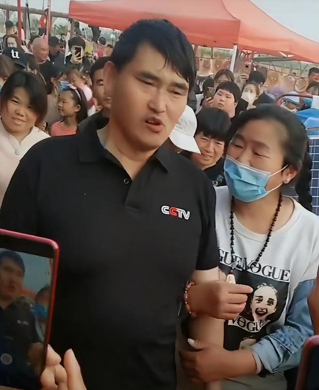 大衣哥朱之文近况揭晓时间(门口一天几万人到只剩几个拍客)(6)