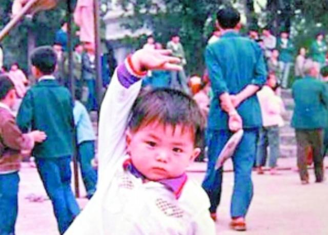 回顾林丹20年辉煌职业生涯(林丹5岁开始打球)(7)