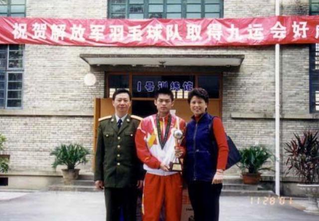 回顾林丹20年辉煌职业生涯(林丹5岁开始打球)(15)