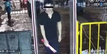 张学友演唱会现场抓逃犯(歌神张学友神助攻)(5)