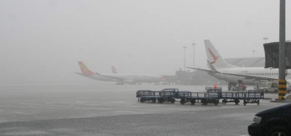 暴雨会影响航班起飞,暴雨天气飞机能正常起飞吗图5