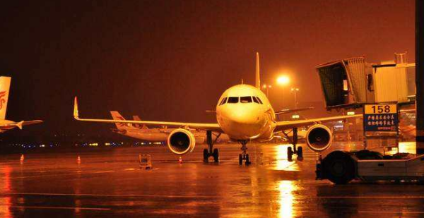 暴雨会影响航班起飞,暴雨天气飞机能正常起飞吗图6