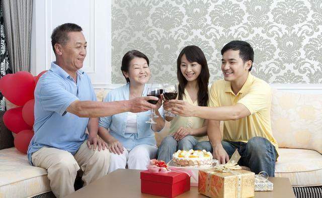 男女双方父母见面应该有哪些人在场（男女双方父母第一次见面需要注意哪些事项）