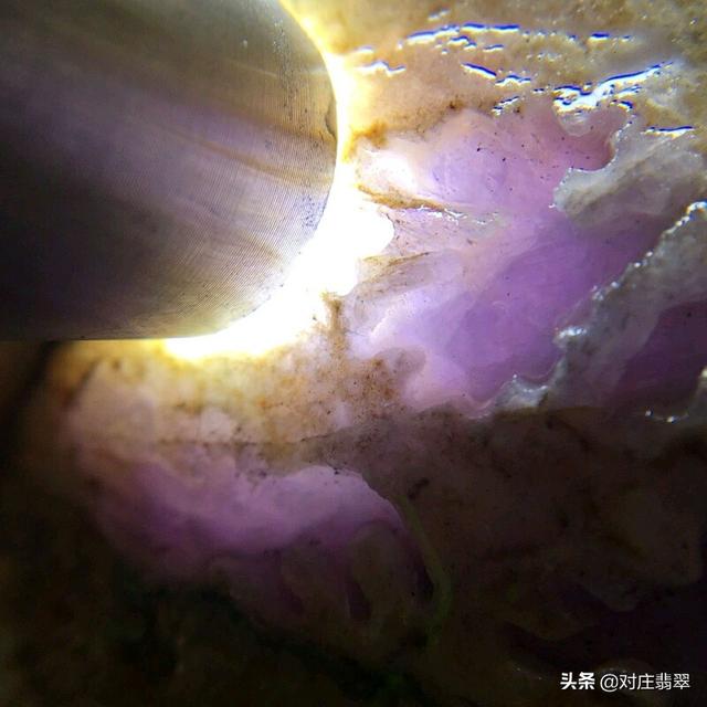 开窗的翡翠原石怎么保养（开窗满绿的翡翠原石）(6)