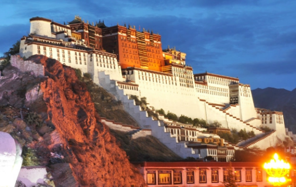 布达拉宫在哪个山上,布达拉宫是哪里的图1