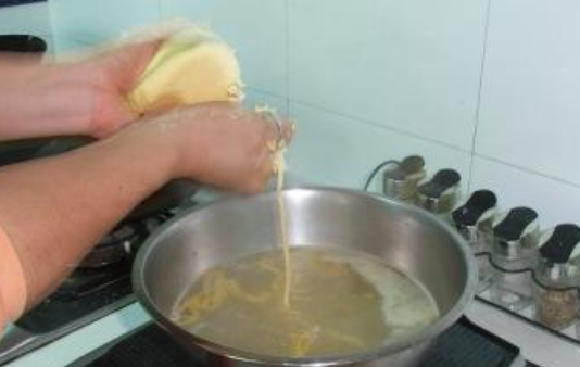 酸汤子的做法怎么和面,东北酸汤面怎么做最好吃图5