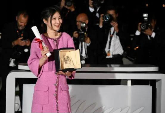 华为孟晚舟女士最新消息(华为老总二女儿参演短片获奖)(3)