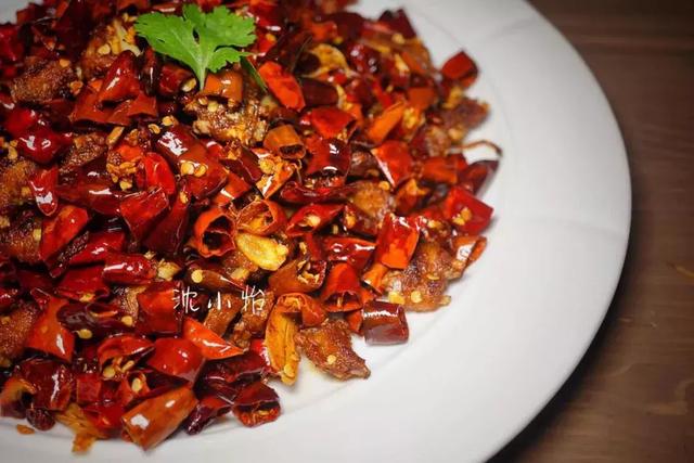 辣子鸡这样做又香又辣（教你辣子鸡的家常做法）(1)