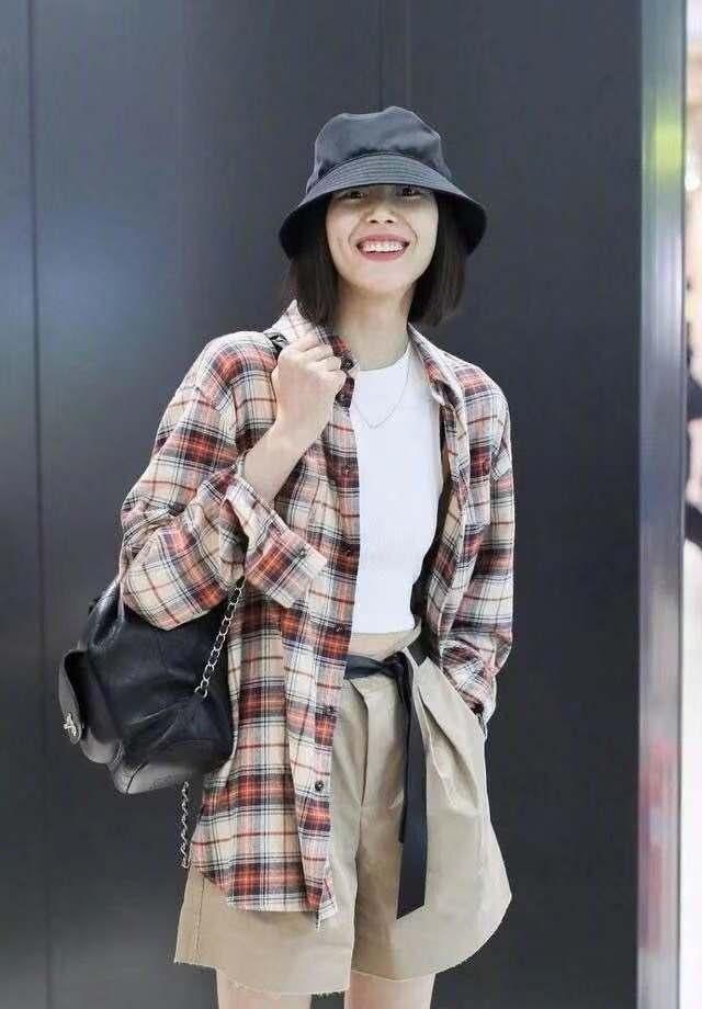 刘雯毛衣衬衫搭配(肖战学格子衬衫的时髦穿搭法)(3)