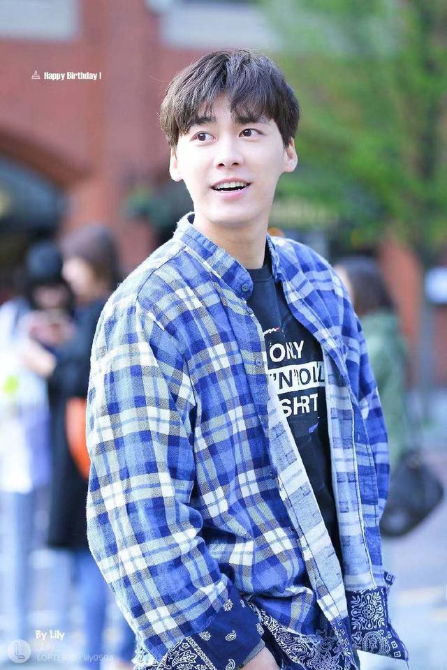 刘雯毛衣衬衫搭配(肖战学格子衬衫的时髦穿搭法)(22)