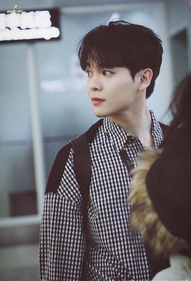 刘雯毛衣衬衫搭配(肖战学格子衬衫的时髦穿搭法)(51)