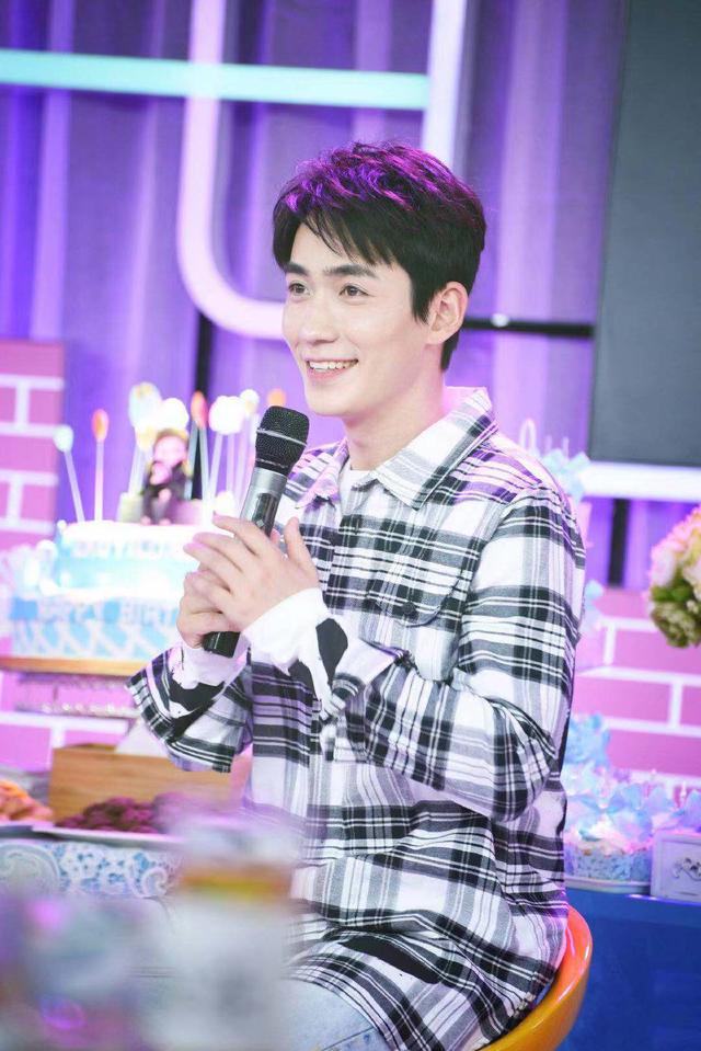 刘雯毛衣衬衫搭配(肖战学格子衬衫的时髦穿搭法)(23)