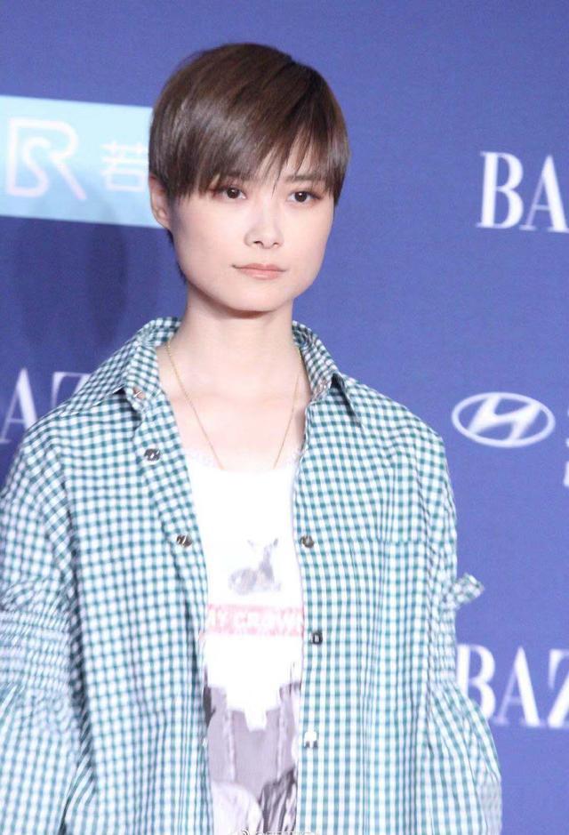 刘雯毛衣衬衫搭配(肖战学格子衬衫的时髦穿搭法)(7)